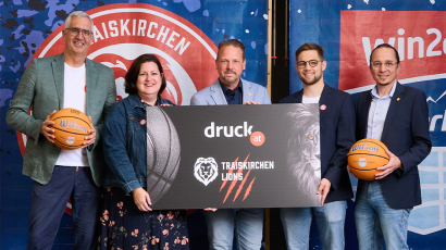 v.l.n.r: Michael Schwabl | Präsident druck.at Traiskirchen Lions, Sabrina Divoky | Bürgermeisterin Traiskirchen (SPÖ) und Vizepräsidentin druck.at Traiskirchen Lions, Stefan Just | Head of CRM druck.at, Paul Handler | Geschäftsführer druck.at Traiskirchen Lions, Gerhard Patek | Geschäftsführer druck.at; Fotocredit: druck.at, Abdruck honorarfrei
