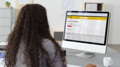 Eine Person sitzt vor einem Bildschirm und schaut sich unsere Webseite an