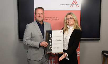 Gruppenbild mit dem Zertifikat zur Rezertifizierung als österreichischer Leitbetrieb