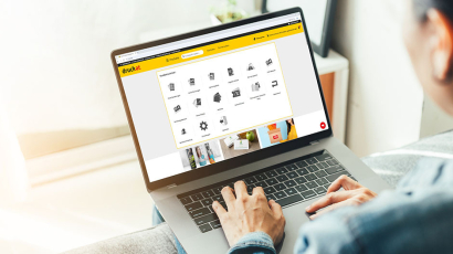 Eine Person schaut auf einen Laptop, auf dem unser Kundenkonto zu sehen ist.