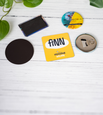 Magnete in unterschiedlichen Formen und Größen im individuellen Design auf weißem Hintergrund