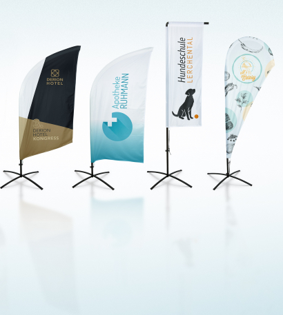vier bedruckte Beachflags in unterschiedlichen Formen