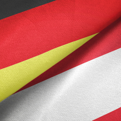 Deutsche Flagge und österreichische Flagge die sich überlappen