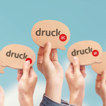 druck.at Post-It's in Sprechblasenform werden in die Höhe gehalten