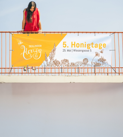 Bedruckter Werbebanner auf Brücke mit Frau
