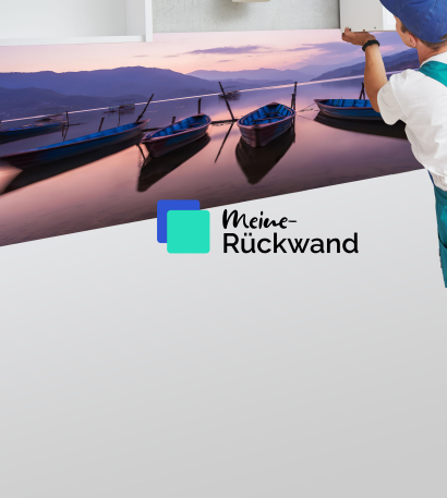 Ein Monteur montiert gerade einen Kasten an die Wand, im Hintergrund sieht man eine bedruckte Rückwand mit Seemotiv