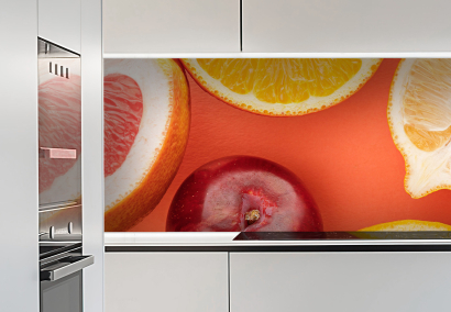 Individuell gestaltete Rückwand montiert auf Wand