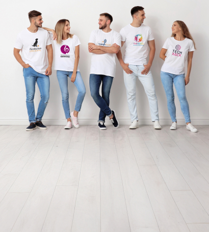 Verschiedene Vereinsmitglieder mit unterschiedlich bedruckten T-Shirts stehen in einer Halle