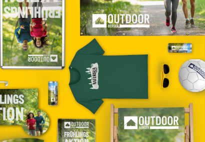 Outdoor Aktion 2025 mit diversen bedruckten Produkten im Hintergrund