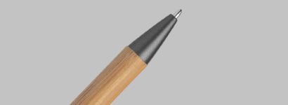 bedruckbarer Druckkugelschreiber aus umweltfreundlichem Material auf grauem Hintergrund