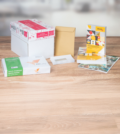 Kopierpapier, Faltentaschen Notizblöcke und Kuverts unbedruckt auf einem Holztisch