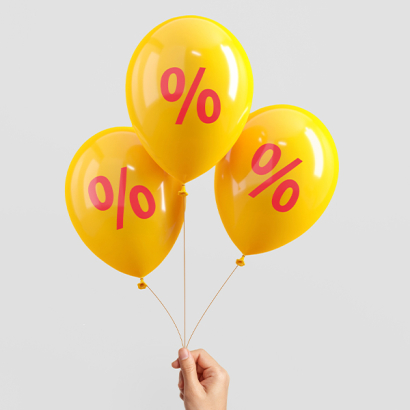 Eine Person hält gelbe Luftballons mit Prozentzeichen in der Hand