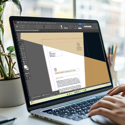 Eine Person erstellt am Laptop ihre Druckdaten
