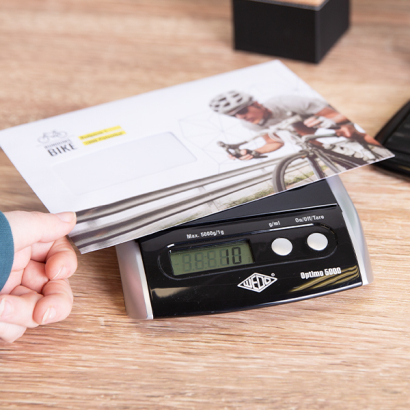 Briefe liegen auf einer Waage