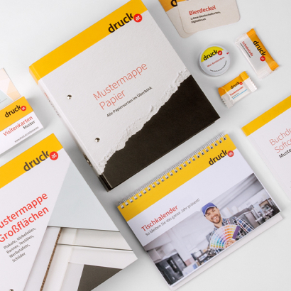 Unsere Mustermappen liegen nebeneinander auf einem Tisch