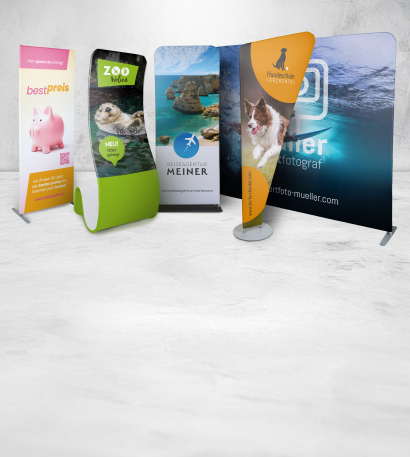 Bedruckte Zipper-Displays in unterschiedlichen Formen vor grauem Hintergrund