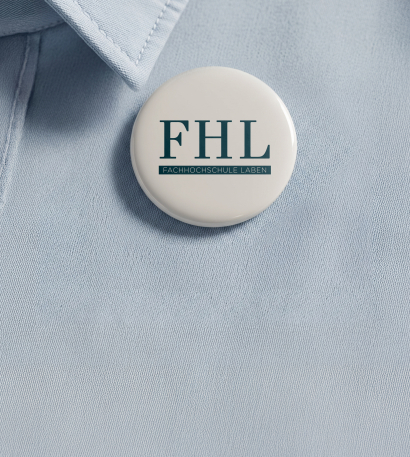 Personalisierter Button mit Logo auf grauem Hintergrund