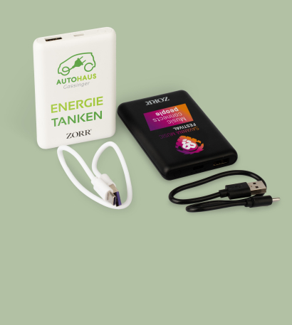 Weiße und schwarze Powerbank mit personalisiertem Logo auf grünem Hintergrund
