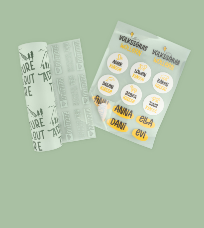 DTF-Folien mit individuellen Motiven bedruckt auf hellgrünem Hintergrund