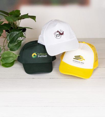 Drei aufeinander gestapelte Kappen mit personalisiertem Logo