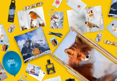 Diverse Druckprodukte in winterlichem Design auf gelbem Hintergrund