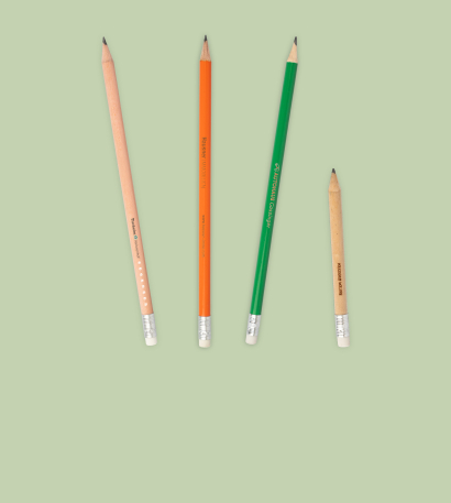 Ein naturfarbener Bleistift, ein orangener, ein grüner und ein kleiner naturfarbener Bleistift, die allesamt personalisiert sind, liegen auf einem hellgrünen Hintergrund