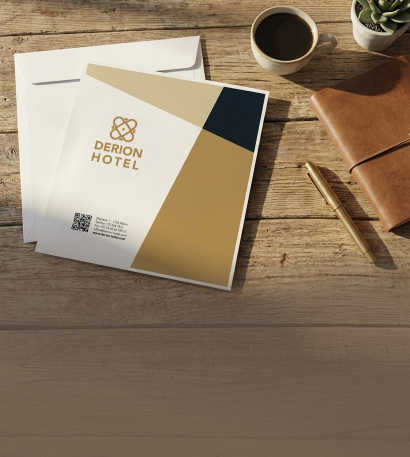 Personalisierte Couverts liegen auf einem Schreibtisch neben einem Bleistift und einer Tasse Kaffee