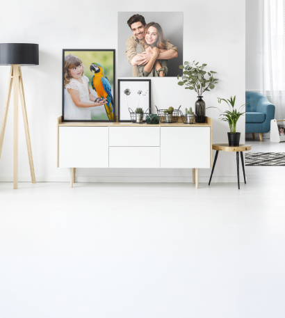 Verschiedene individuell bedruckte Poster mit Fotos an der Wand und in einem Rahmen im Wohnzimmer