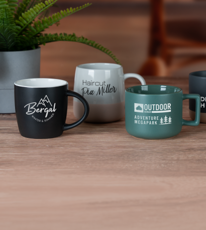 Verschiedene neue Tassen mit individuellem Logo bedruckt