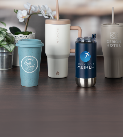 Verschiedene Trinkbecher in Ihrem Design bedruckt stehen auf einem dunklen Tisch