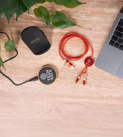 Personalisierte Ladekabel, Ladestationen und USB-Hubs neben einem Laptop