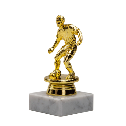 Pokal mit Fußballspieler