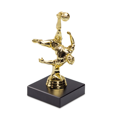 Pokal mit Fußballspieler