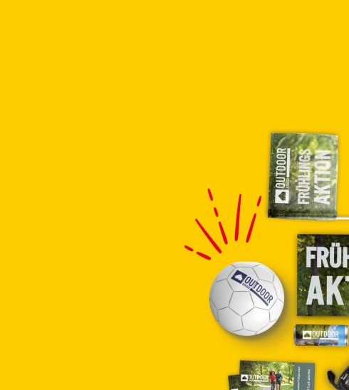 Outdoor-Aktion 2025 mit diversen bedruckten Produkten im Hintergrund