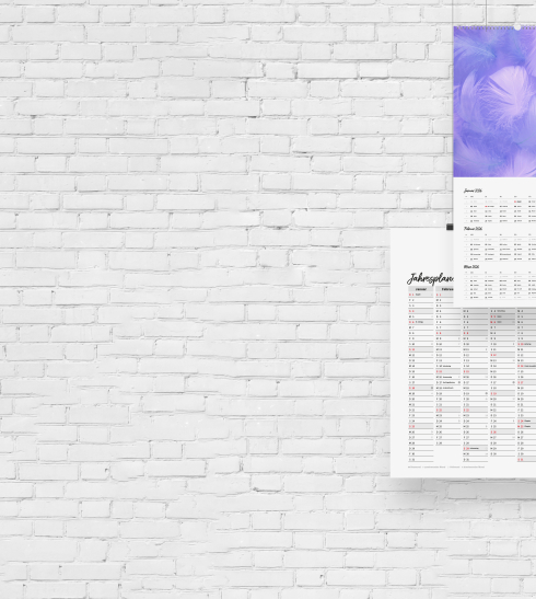 Verschiedene bedruckte Kalender hängen auf einer weissen Wand und zeigen die Early Bird Aktion