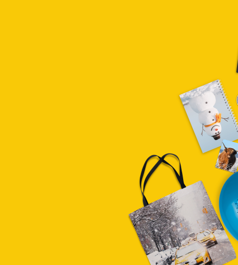 Diverse Druckprodukte in winterlichem Design auf gelbem Hintergrund