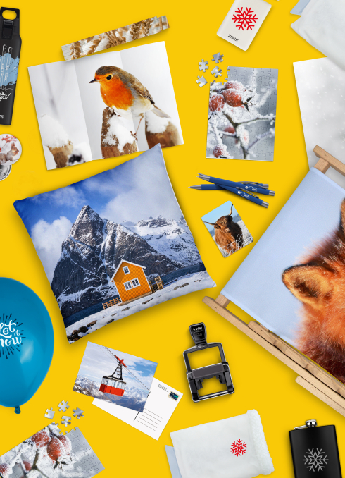 Diverse Druckprodukte in winterlichem Design auf gelbem Hintergrund