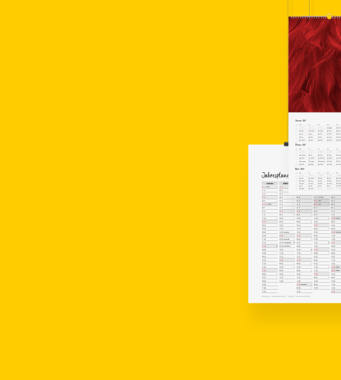 Verschiedene bedruckte Kalender hängen auf einer gelben Wand und zeigen die Early Bird Aktion