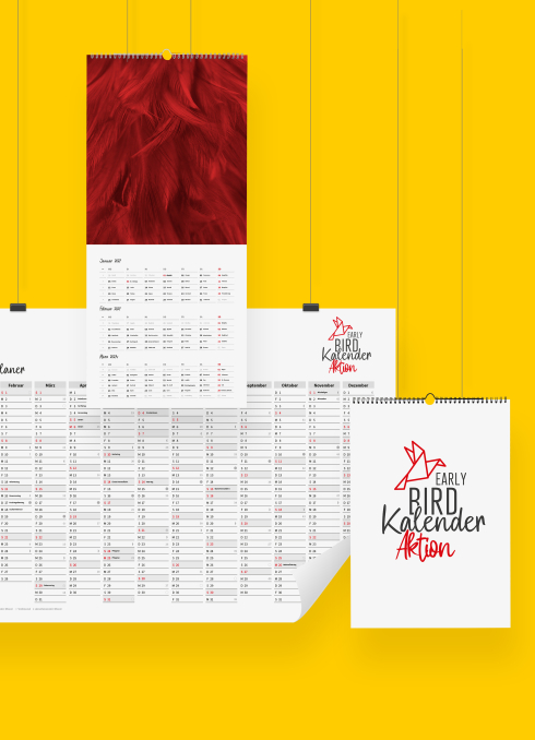 Verschiedene bedruckte Kalender hängen auf einer gelben Wand und zeigen die Early Bird Aktion