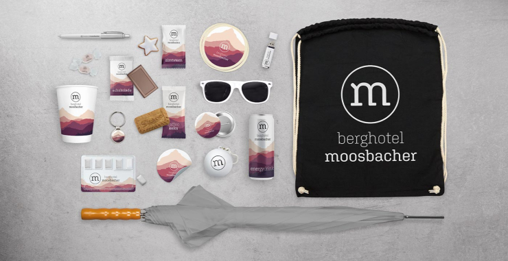 Diverse Give-aways vor grauem Hintergrund 