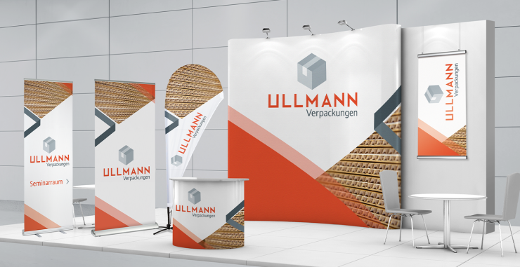 Diverse Werbetechnik steht in einer hellen Halle