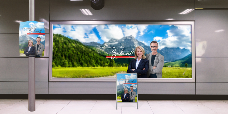 Plakat gestaltet auf grauer Wand