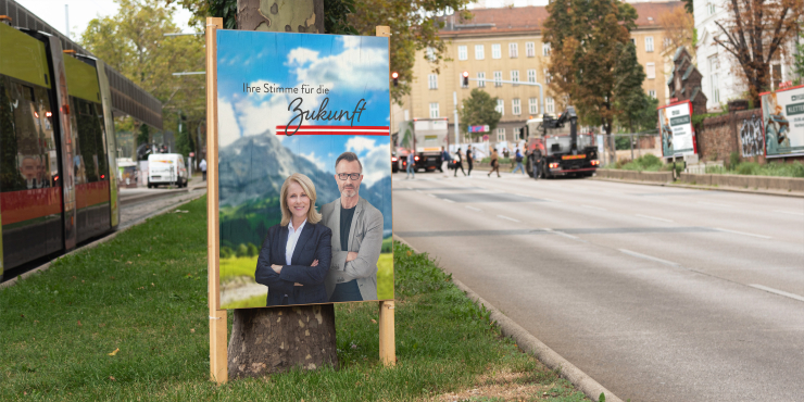 bedrucktes Plakat an der Straße