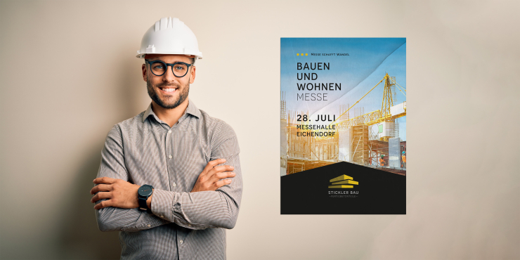 Bauarbeiter neben einem bedrucktem Plakat