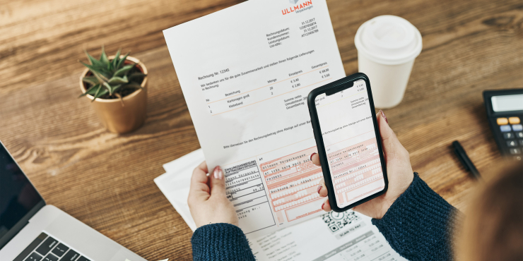 Jemand macht ein Foto einer Zahlungsanweisung