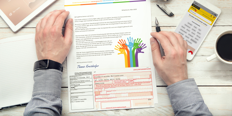 Jemand arbeitet mit einem Spendenerlagschein