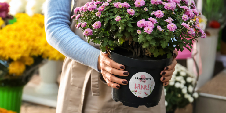 bedruckter Aufkleber auf einem Blumentopf