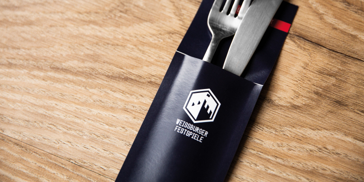 bedruckte Bestecktasche auf Holztisch