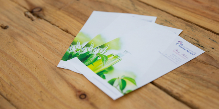 bedrucktes Briefpapier auf Holzzhintergrund