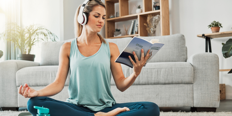 Frau hält beim Yoga Softcover mit fadenheftung